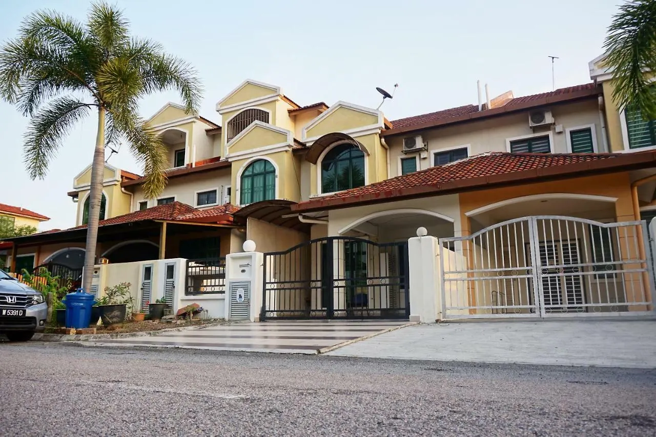 Warisan Indah Homestay Klia 2 Kota Warisan 0*,  Malaysia